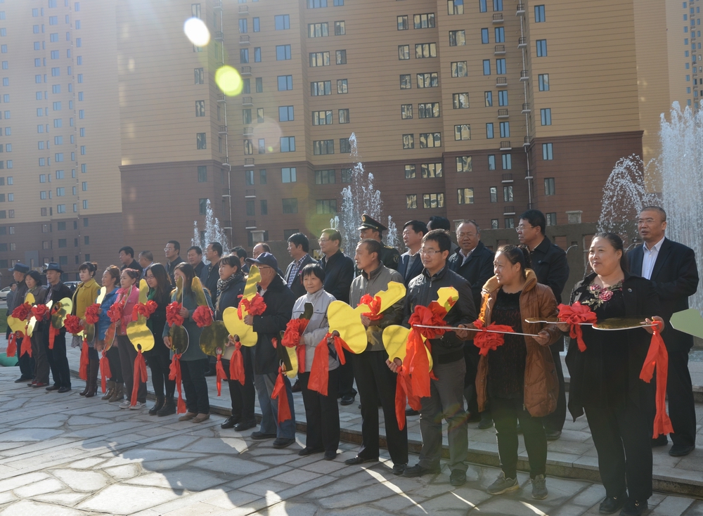 2013年10月25日，城發(fā)公司承建的呼市首個(gè)公租房小區(qū)——康居家園公租房交付使用。申請(qǐng)到公租房的百姓代表領(lǐng)了鑰匙。.JPG